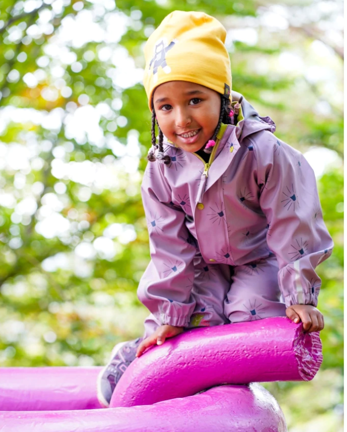 Piger Regn og Skaljakker