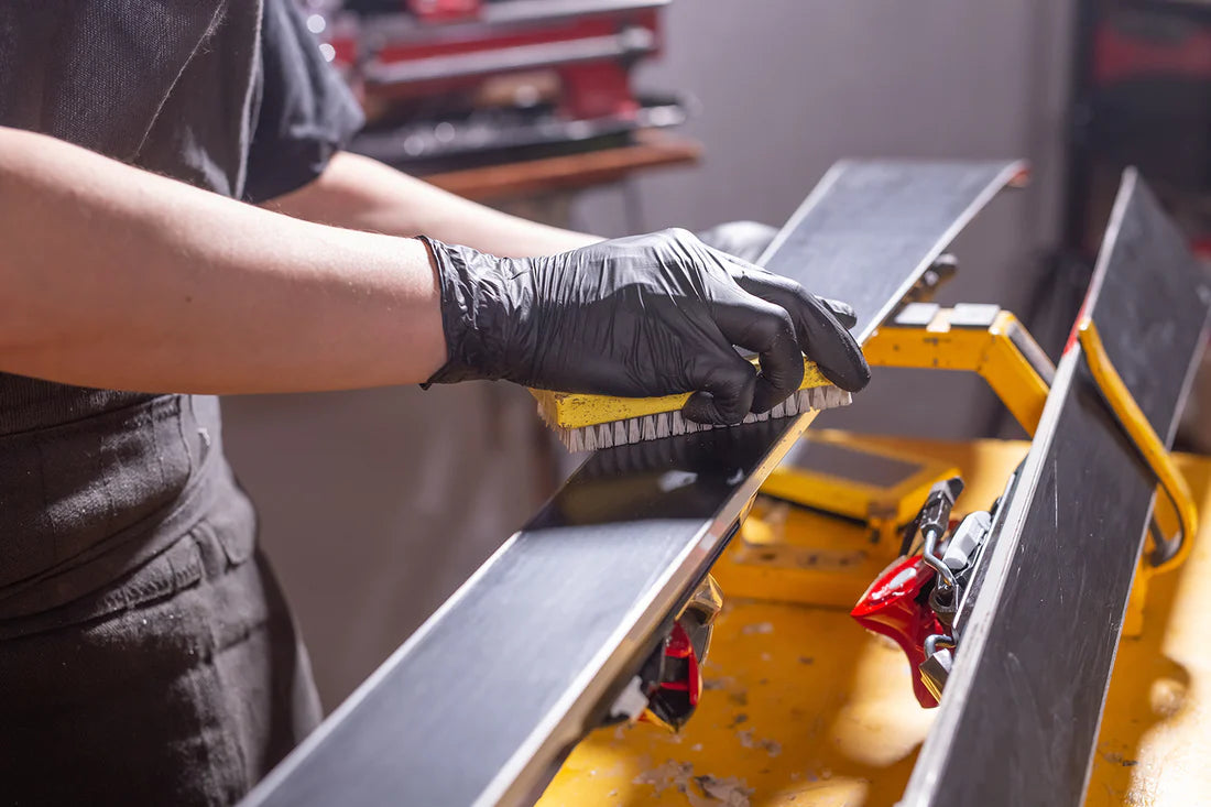 Maintenance and accessories for skis